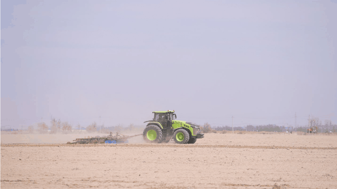 國(guó)產(chǎn)高端農(nóng)機(jī)加速突破！中聯(lián)重科DV4104混動(dòng)拖拉機(jī)進(jìn)入新疆熟化項(xiàng)目田間驗(yàn)證階段