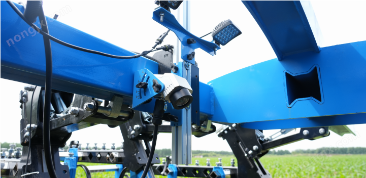 智能对行除草机器人